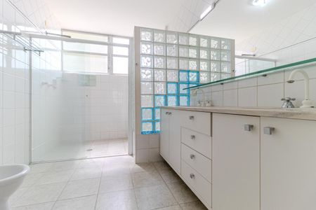 Apartamento à venda com 300m², 4 quartos e 3 vagas Apartamento à venda com 300m², 4 quartos e 3 vagasBanheiro da Suíte 2