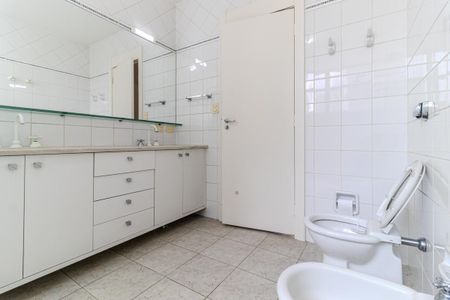 Apartamento à venda com 300m², 4 quartos e 3 vagas Apartamento à venda com 300m², 4 quartos e 3 vagasBanheiro da Suíte 2