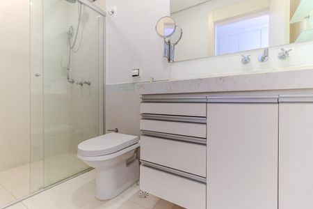 Apartamento à venda com 300m², 4 quartos e 3 vagas Apartamento à venda com 300m², 4 quartos e 3 vagasBanheiro da Suíte 1