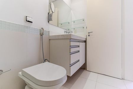 Apartamento à venda com 300m², 4 quartos e 3 vagas Apartamento à venda com 300m², 4 quartos e 3 vagasBanheiro da Suíte 1