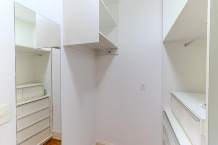 Apartamento à venda com 300m², 4 quartos e 3 vagas Apartamento à venda com 300m², 4 quartos e 3 vagasCloset da Suíte 2