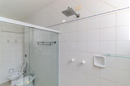 Apartamento à venda com 300m², 4 quartos e 3 vagas Apartamento à venda com 300m², 4 quartos e 3 vagasBanheiro da Suíte 2