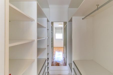 Apartamento à venda com 300m², 4 quartos e 3 vagas Apartamento à venda com 300m², 4 quartos e 3 vagasCloset do Quarto 2