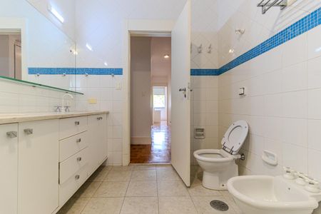 Apartamento à venda com 300m², 4 quartos e 3 vagas Apartamento à venda com 300m², 4 quartos e 3 vagasBanheiro Social