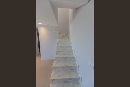 Apartamento para alugar com 115m², 2 quartos e 2 vagas Apartamento para alugar com 115m², 2 quartos e 2 vagasEscada de acesso ao piso superior