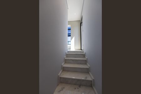 Apartamento para alugar com 115m², 2 quartos e 2 vagas Apartamento para alugar com 115m², 2 quartos e 2 vagasEscada de acesso ao piso superior