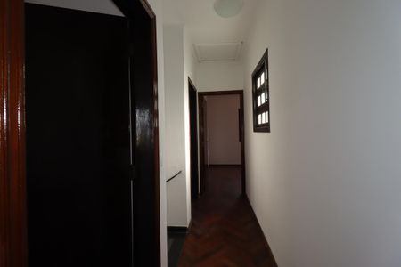 Casa à venda com 302m², 3 quartos e 5 vagasEscada para o segundo piso