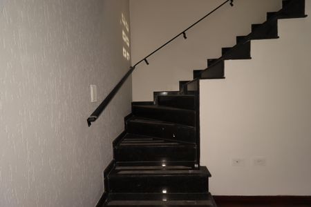 Casa à venda com 302m², 3 quartos e 5 vagasEscada para o segundo piso