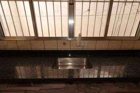 Casa à venda com 302m², 3 quartos e 5 vagasCozinha da Casa dos Fundos - Pia