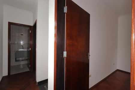 Casa à venda com 302m², 3 quartos e 5 vagasCorredor do segundo piso