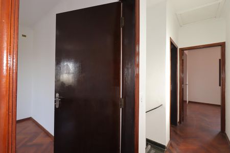 Casa à venda com 302m², 3 quartos e 5 vagasCorredor do segundo piso