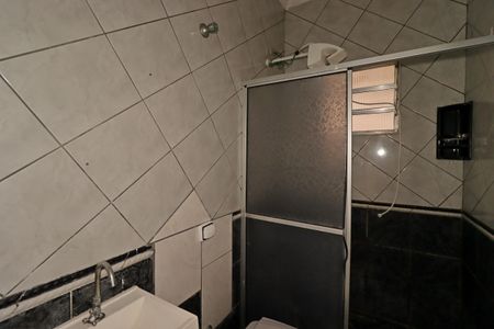 Casa à venda com 302m², 3 quartos e 5 vagasBanheiro da Casa dos Fundos