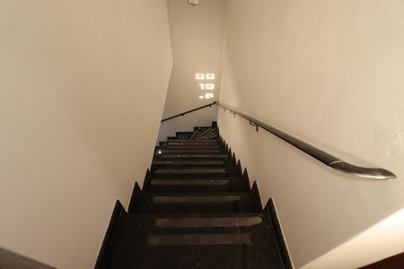 Casa à venda com 302m², 3 quartos e 5 vagasEscada para o segundo piso