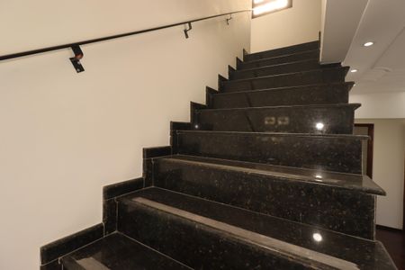 Casa à venda com 302m², 3 quartos e 5 vagasEscada para o segundo piso