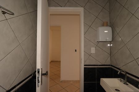 Casa à venda com 302m², 3 quartos e 5 vagasBanheiro da Casa dos Fundos