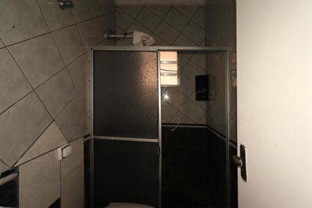 Casa à venda com 302m², 3 quartos e 5 vagasBanheiro da Casa dos Fundos