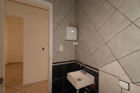 Casa à venda com 302m², 3 quartos e 5 vagasBanheiro da Casa dos Fundos