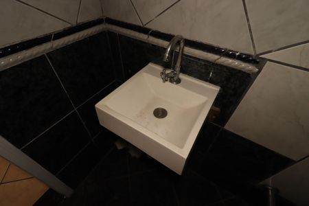 Casa à venda com 302m², 3 quartos e 5 vagasBanheiro da Casa dos Fundos - Pia