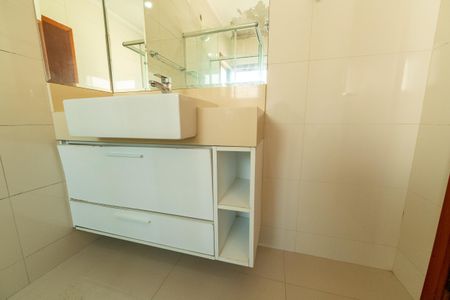 Casa de condomínio para alugar com 282m², 4 quartos e 4 vagasBanheiro Suite Master