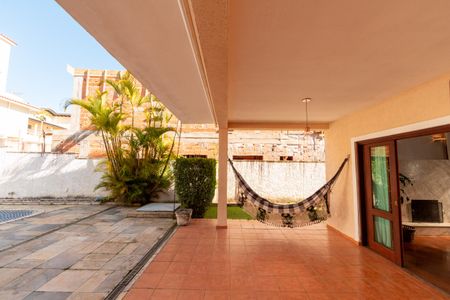 Casa de condomínio para alugar com 282m², 4 quartos e 4 vagasQuintal