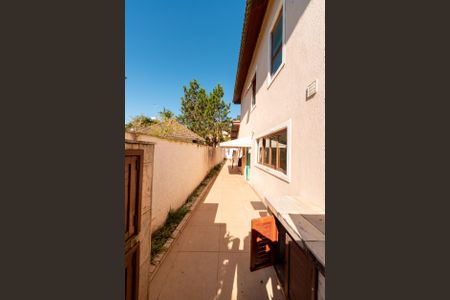 Casa de condomínio para alugar com 282m², 4 quartos e 4 vagasCorredor esquerdo