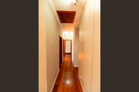 Casa de condomínio para alugar com 282m², 4 quartos e 4 vagasCorredor dos quartos