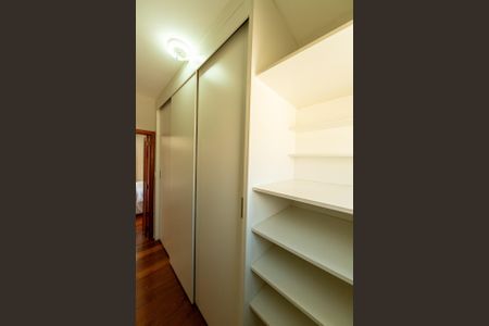 Casa de condomínio para alugar com 282m², 4 quartos e 4 vagasCloset
