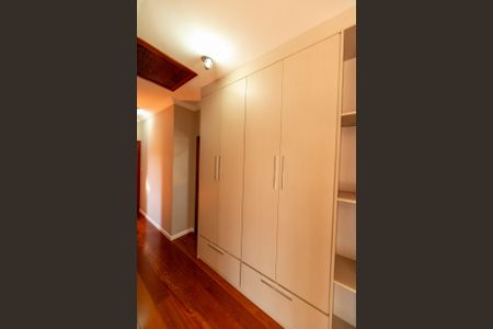 Casa de condomínio para alugar com 282m², 4 quartos e 4 vagasCorredor dos quartos
