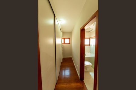 Casa de condomínio para alugar com 282m², 4 quartos e 4 vagasCloset