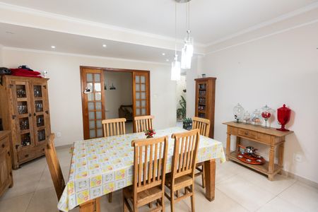 Casa à venda com 270m², 2 quartos e 2 vagas Casa à venda com 270m², 2 quartos e 2 vagasSala de Jantar