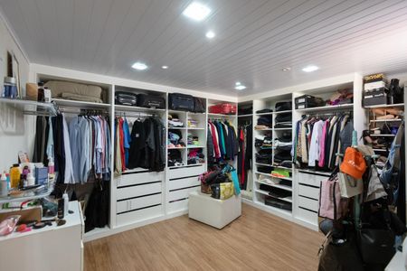 Casa à venda com 270m², 2 quartos e 2 vagas Casa à venda com 270m², 2 quartos e 2 vagasCloset da Suíte Master