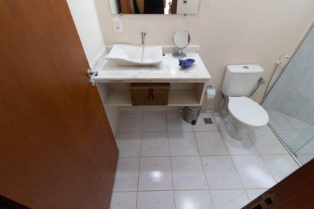Casa de condomínio para alugar com 348m², 4 quartos e 2 vagas Casa de condomínio para alugar com 348m², 4 quartos e 2 vagasBANHEIRO SOCIAL PISO SUPERIOR