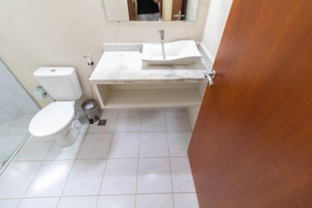 Casa de condomínio para alugar com 348m², 4 quartos e 2 vagas Casa de condomínio para alugar com 348m², 4 quartos e 2 vagasBANHEIRO DA SUITE 4