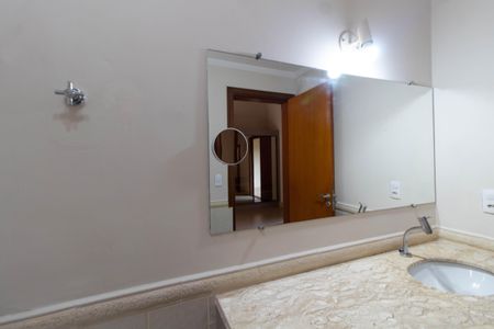 Casa de condomínio para alugar com 348m², 4 quartos e 2 vagas Casa de condomínio para alugar com 348m², 4 quartos e 2 vagasBANHEIRO DA SUITE 1