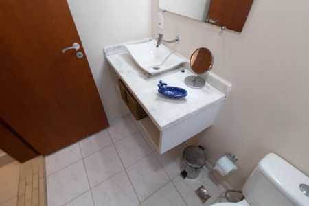 Casa de condomínio para alugar com 348m², 4 quartos e 2 vagas Casa de condomínio para alugar com 348m², 4 quartos e 2 vagasBANHEIRO SOCIAL PISO SUPERIOR