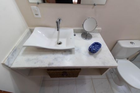 Casa de condomínio para alugar com 348m², 4 quartos e 2 vagas Casa de condomínio para alugar com 348m², 4 quartos e 2 vagasBANHEIRO SOCIAL PISO SUPERIOR