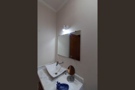 Casa de condomínio para alugar com 348m², 4 quartos e 2 vagas Casa de condomínio para alugar com 348m², 4 quartos e 2 vagasBANHEIRO SOCIAL PISO SUPERIOR
