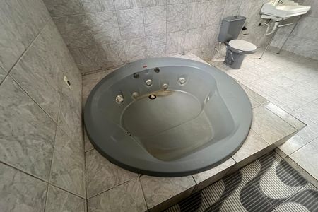 Casa para alugar com 400m², 3 quartos e 5 vagas Casa para alugar com 400m², 3 quartos e 5 vagasBanheiro da suíte
