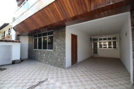 Casa de condomínio para alugar com 249m², 3 quartos e 3 vagasFrente