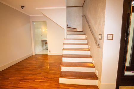 Escada de casa para alugar com 2 quartos, 180m² em Campo Belo, São Paulo