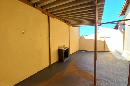 Quintal de casa à venda com 3 quartos, 250m² em Jardim dos Oliveiras, Campinas
