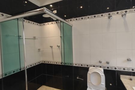 Casa à venda com 490m², 4 quartos e 6 vagas Casa à venda com 490m², 4 quartos e 6 vagasBanheiro da Suíte 1
