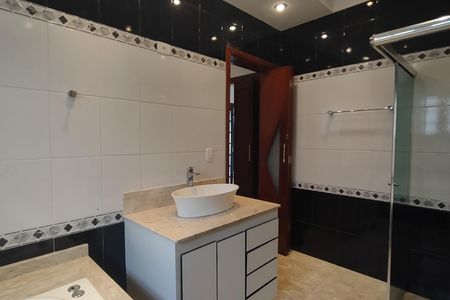 Casa à venda com 490m², 4 quartos e 6 vagas Casa à venda com 490m², 4 quartos e 6 vagasBanheiro da Suíte 1