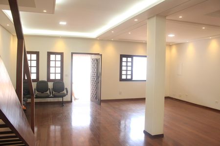 Casa à venda com 490m², 4 quartos e 6 vagasSala