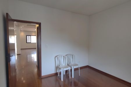 Casa à venda com 490m², 4 quartos e 6 vagas Casa à venda com 490m², 4 quartos e 6 vagasQuarto