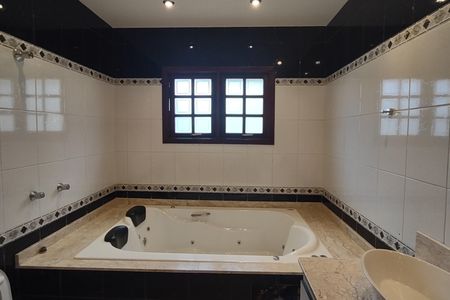 Casa à venda com 490m², 4 quartos e 6 vagas Casa à venda com 490m², 4 quartos e 6 vagasBanheiro da Suíte 1