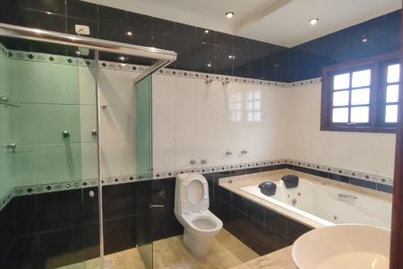 Casa à venda com 490m², 4 quartos e 6 vagas Casa à venda com 490m², 4 quartos e 6 vagasBanheiro da Suíte 1