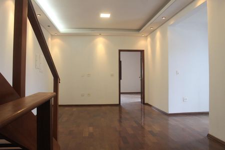 Casa à venda com 490m², 4 quartos e 6 vagasEscada