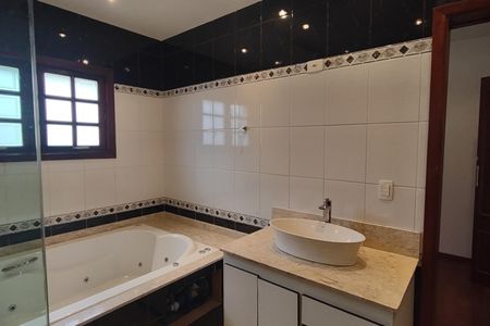 Casa à venda com 490m², 4 quartos e 6 vagas Casa à venda com 490m², 4 quartos e 6 vagasBanheiro da Suíte 1