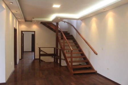 Casa à venda com 490m², 4 quartos e 6 vagasEscada